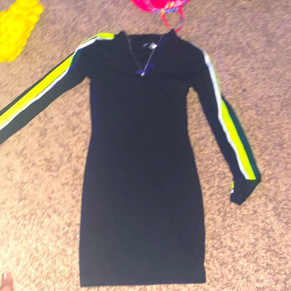 It has green and that how it looks on a body and it has white on the side